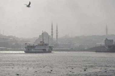 İstanbul, Türkiye-24 Ocak 2022 İstanbul, Avrupa ve Asya kıtaları arasındaki rüya şehridir. Kış mevsiminde tarihi yarımadadan modern, tarihi ve doğal güzelliklere sahip şehir manzarası.