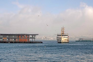 İstanbul, Türkiye-24 Ocak 2022 İstanbul, Avrupa ve Asya kıtaları arasındaki rüya şehridir. Kış mevsiminde tarihi yarımadadan modern, tarihi ve doğal güzelliklere sahip şehir manzarası.