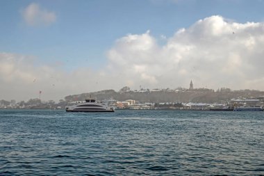 İstanbul, Türkiye-24 Ocak 2022 İstanbul, Avrupa ve Asya kıtaları arasındaki rüya şehridir. Kış mevsiminde tarihi yarımadadan modern, tarihi ve doğal güzelliklere sahip şehir manzarası.