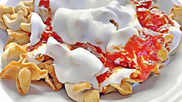 Manti Traditional Turkish Ravioli Dengan Saus Siap Saji Atas Piring — Stok Foto