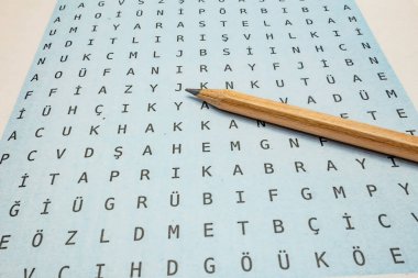 Boş zaman ve eğlence için bulmaca ve kalem.