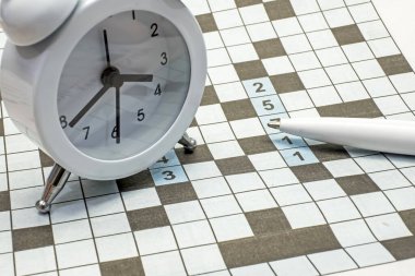 Çapraz bulmaca, bulmaca ve saat ile eğlence için kalem.