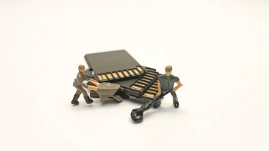 Hafıza kartlarını ve minyatür işçileri kapat