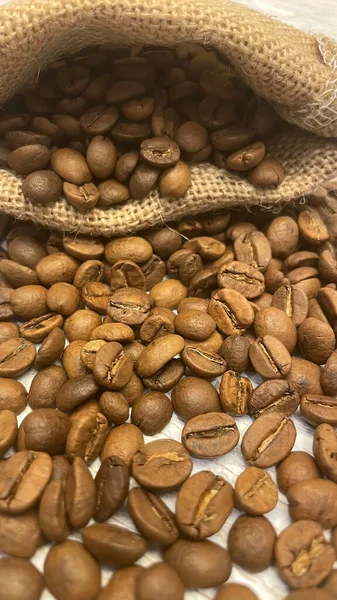 木製の背景にコーヒー豆の焙煎を閉じる — ストック写真