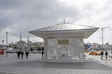 İstanbul, Türkiye-11 Mart 2022 Şehir manzarası Uskudar 'dan, Asya' nın tarihi ilçesinden ve kış mevsiminde İstanbul Boğazı 'nın yanından.