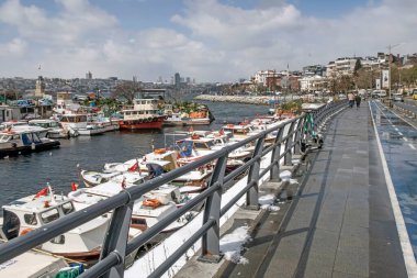 İstanbul, Türkiye-11 Mart 2022 Şehir manzarası Uskudar 'dan, Asya' nın tarihi ilçesinden ve kış mevsiminde İstanbul Boğazı 'nın yanından.