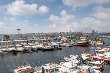 İstanbul, Türkiye-11 Mart 2022 Şehir manzarası Uskudar 'dan, Asya' nın tarihi ilçesinden ve kış mevsiminde İstanbul Boğazı 'nın yanından.