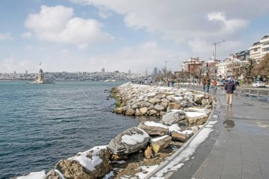 İstanbul, Türkiye-11 Mart 2022 Şehir manzarası Uskudar 'dan, Asya' nın tarihi ilçesinden ve kış mevsiminde İstanbul Boğazı 'nın yanından.
