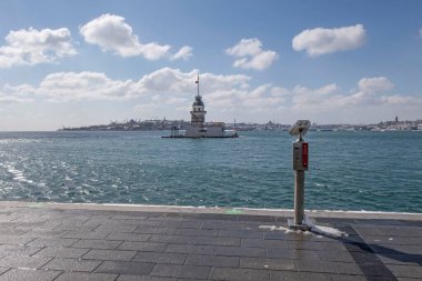 İstanbul, Türkiye-11 Mart 2022 Şehir manzarası Uskudar 'dan, Asya' nın tarihi ilçesinden ve kış mevsiminde İstanbul Boğazı 'nın yanından.