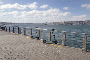 İstanbul, Türkiye-11 Mart 2022 Şehir manzarası Uskudar 'dan, Asya' nın tarihi ilçesinden ve kış mevsiminde İstanbul Boğazı 'nın yanından.