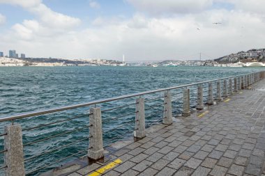 İstanbul, Türkiye-11 Mart 2022 Şehir manzarası Uskudar 'dan, Asya' nın tarihi ilçesinden ve kış mevsiminde İstanbul Boğazı 'nın yanından.