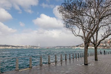 İstanbul, Türkiye-11 Mart 2022 Şehir manzarası Uskudar 'dan, Asya' nın tarihi ilçesinden ve kış mevsiminde İstanbul Boğazı 'nın yanından.