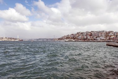 İstanbul, Türkiye-11 Mart 2022 Şehir manzarası Uskudar 'dan, Asya' nın tarihi ilçesinden ve kış mevsiminde İstanbul Boğazı 'nın yanından.