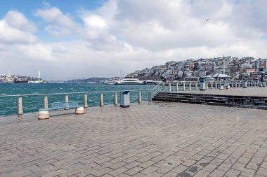 İstanbul, Türkiye-11 Mart 2022 Şehir manzarası Uskudar 'dan, Asya' nın tarihi ilçesinden ve kış mevsiminde İstanbul Boğazı 'nın yanından.