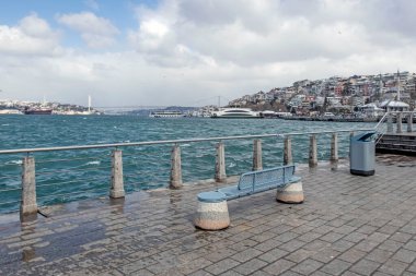 İstanbul, Türkiye-11 Mart 2022 Şehir manzarası Uskudar 'dan, Asya' nın tarihi ilçesinden ve kış mevsiminde İstanbul Boğazı 'nın yanından.