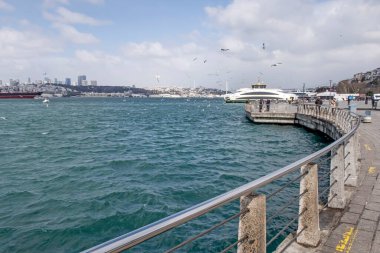 İstanbul, Türkiye-11 Mart 2022 Şehir manzarası Uskudar 'dan, Asya' nın tarihi ilçesinden ve kış mevsiminde İstanbul Boğazı 'nın yanından.