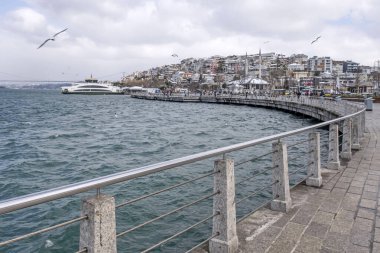 İstanbul, Türkiye-11 Mart 2022 Şehir manzarası Uskudar 'dan, Asya' nın tarihi ilçesinden ve kış mevsiminde İstanbul Boğazı 'nın yanından.