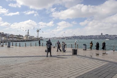İstanbul, Türkiye-11 Mart 2022 Şehir manzarası Uskudar 'dan, Asya' nın tarihi ilçesinden ve kış mevsiminde İstanbul Boğazı 'nın yanından.