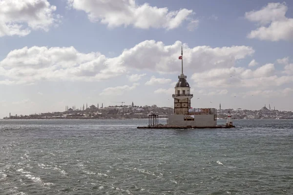 土耳其伊斯坦布尔 2022年3月11日从亚洲一侧的历史城区Uskudar到冬季的Bosphorus — 图库照片
