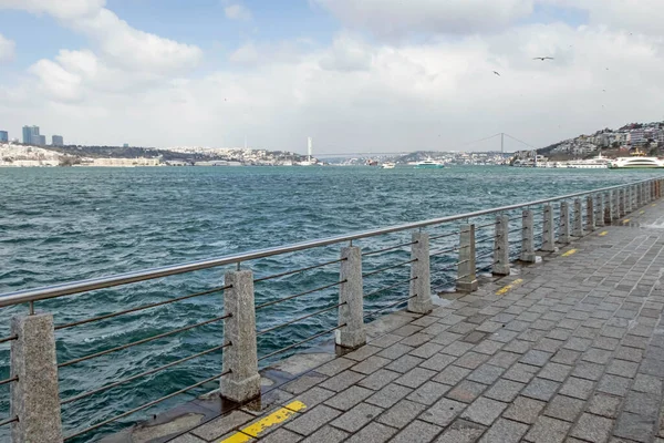 İstanbul, Türkiye-11 Mart 2022 Şehir manzarası Uskudar 'dan, Asya' nın tarihi ilçesinden ve kış mevsiminde İstanbul Boğazı 'nın yanından.