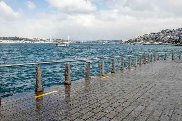 İstanbul, Türkiye-11 Mart 2022 Şehir manzarası Uskudar 'dan, Asya' nın tarihi ilçesinden ve kış mevsiminde İstanbul Boğazı 'nın yanından.