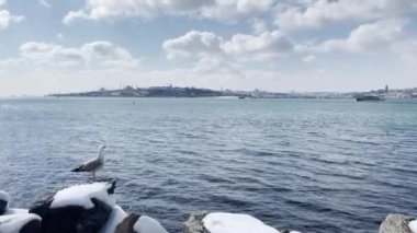 İstanbul, Türkiye-11 Mart 2022 Şehir manzarası Uskudar 'dan, Asya' nın tarihi ilçesinden ve kış mevsiminde İstanbul Boğazı 'nın yanından.
