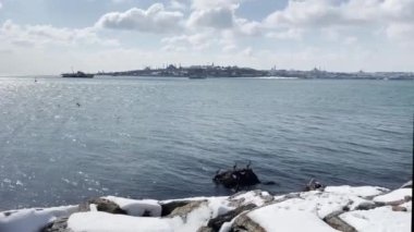 İstanbul, Türkiye-11 Mart 2022 Şehir manzarası Uskudar 'dan, Asya' nın tarihi ilçesinden ve kış mevsiminde İstanbul Boğazı 'nın yanından.