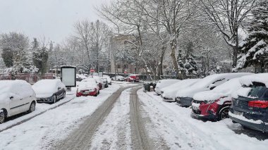 Atakoy, İstanbul, Türkiye-13 Mart 2022. Marmara Denizi kıyısındaki İstanbul banliyösü Atakoy ilçesinden şimdi ve kış manzaralı.