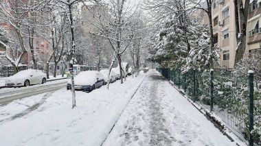 Atakoy, İstanbul, Türkiye-13 Mart 2022. Marmara Denizi kıyısındaki İstanbul banliyösü Atakoy ilçesinden şimdi ve kış manzaralı.