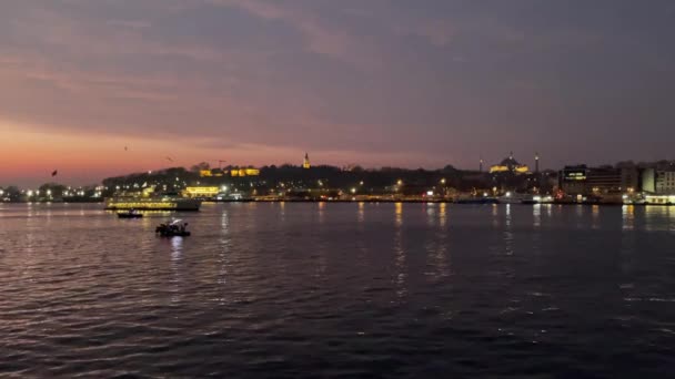 トルコのイスタンブール 2022年3月17日早朝の日の出とイスタンブールとガラタ橋からの旧市街の景色フェリーやボートで — ストック動画