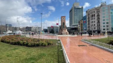 Kışın 18 Mart 2022 'de Avrupa ve Asya kıtaları arasındaki tarihi ve turistik İstanbul kentinden İstanbul' a manzara.