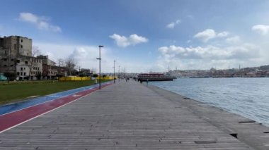 Kışın 18 Mart 2022 'de Avrupa ve Asya kıtaları arasındaki tarihi ve turistik İstanbul kentinden İstanbul' a manzara.