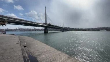 Kışın 18 Mart 2022 'de Avrupa ve Asya kıtaları arasındaki tarihi ve turistik İstanbul kentinden İstanbul' a manzara.