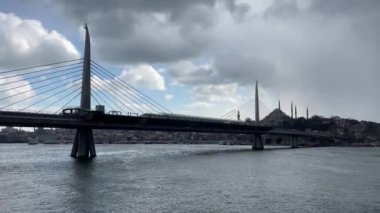 Kışın 18 Mart 2022 'de Avrupa ve Asya kıtaları arasındaki tarihi ve turistik İstanbul kentinden İstanbul' a manzara.