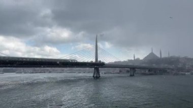 Kışın 18 Mart 2022 'de Avrupa ve Asya kıtaları arasındaki tarihi ve turistik İstanbul kentinden İstanbul' a manzara.