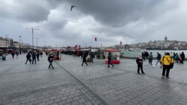 Kışın 18 Mart 2022 'de Avrupa ve Asya kıtaları arasındaki tarihi ve turistik İstanbul kentinden İstanbul' a manzara.