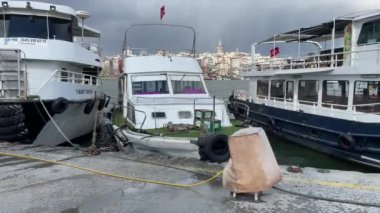 Kışın 18 Mart 2022 'de Avrupa ve Asya kıtaları arasındaki tarihi ve turistik İstanbul kentinden İstanbul' a manzara.