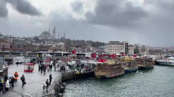 土耳其伊斯坦布尔 2022年3月18日从历史名城伊斯坦布尔到欧洲和亚洲大陆之间的旅游城市的冬季景观 — 图库视频影像