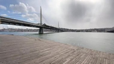 Kışın 18 Mart 2022 'de Avrupa ve Asya kıtaları arasındaki tarihi ve turistik İstanbul kentinden İstanbul' a manzara.
