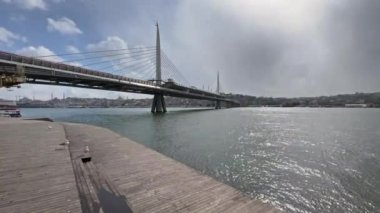 Kışın 18 Mart 2022 'de Avrupa ve Asya kıtaları arasındaki tarihi ve turistik İstanbul kentinden İstanbul' a manzara.