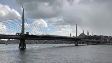 Kışın 18 Mart 2022 'de Avrupa ve Asya kıtaları arasındaki tarihi ve turistik İstanbul kentinden İstanbul' a manzara.