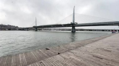 Kışın 18 Mart 2022 'de Avrupa ve Asya kıtaları arasındaki tarihi ve turistik İstanbul kentinden İstanbul' a manzara.