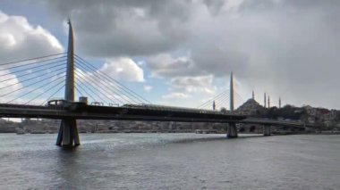 Kışın 18 Mart 2022 'de Avrupa ve Asya kıtaları arasındaki tarihi ve turistik İstanbul kentinden İstanbul' a manzara.
