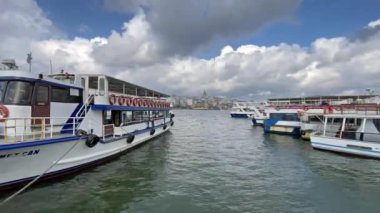 Kışın 18 Mart 2022 'de Avrupa ve Asya kıtaları arasındaki tarihi ve turistik İstanbul kentinden İstanbul' a manzara.