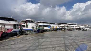 Kışın 18 Mart 2022 'de Avrupa ve Asya kıtaları arasındaki tarihi ve turistik İstanbul kentinden İstanbul' a manzara.
