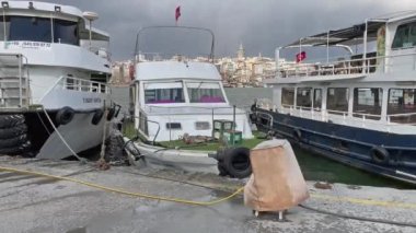 Kışın 18 Mart 2022 'de Avrupa ve Asya kıtaları arasındaki tarihi ve turistik İstanbul kentinden İstanbul' a manzara.