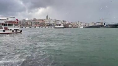 Kışın 18 Mart 2022 'de Avrupa ve Asya kıtaları arasındaki tarihi ve turistik İstanbul kentinden İstanbul' a manzara.