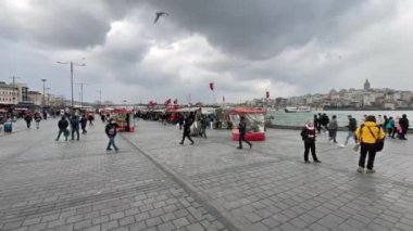 Kışın 18 Mart 2022 'de Avrupa ve Asya kıtaları arasındaki tarihi ve turistik İstanbul kentinden İstanbul' a manzara.