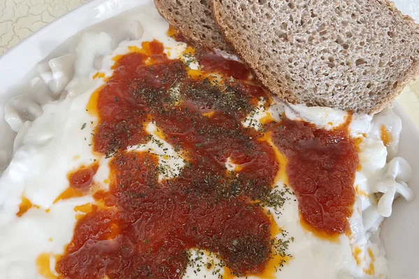 Geleneksel Türk Yemeği Yemeye Hazır Mısın Manti — Stok fotoğraf
