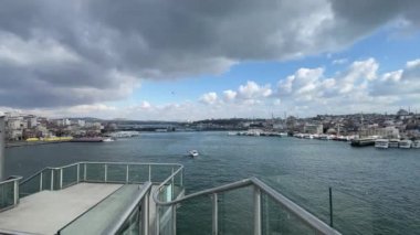 İstanbul, Türkiye. 21 Mart 2022 İstanbul eski kent manzarası Golden Horn metro köprüsünden rüzgarlı bir günde ve Mart ayında.
